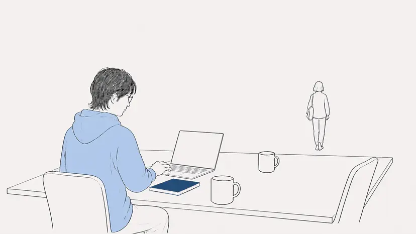 商談を終えて相手を見送ったあと、席に戻った担当者がノートPCに向かっている。